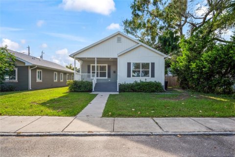 House in Saint Petersburg, Florida 4 bedrooms, 176.51 sq.m. № 1917670 - photo 1