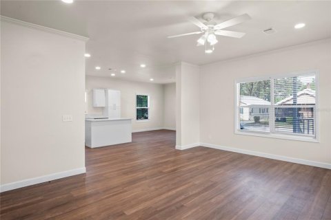 House in Saint Petersburg, Florida 4 bedrooms, 176.51 sq.m. № 1917670 - photo 5