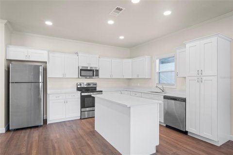 House in Saint Petersburg, Florida 4 bedrooms, 176.51 sq.m. № 1917670 - photo 7