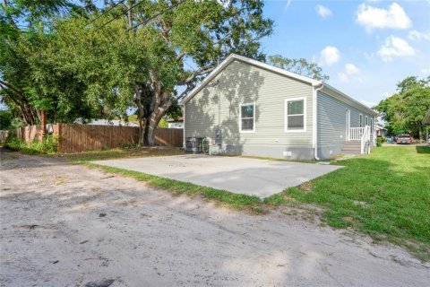 House in Saint Petersburg, Florida 4 bedrooms, 176.51 sq.m. № 1917670 - photo 25