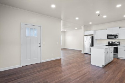House in Saint Petersburg, Florida 4 bedrooms, 176.51 sq.m. № 1917670 - photo 3
