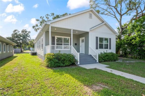 House in Saint Petersburg, Florida 4 bedrooms, 176.51 sq.m. № 1917670 - photo 2