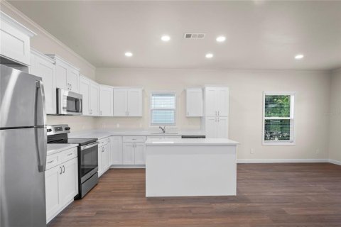 House in Saint Petersburg, Florida 4 bedrooms, 176.51 sq.m. № 1917670 - photo 6
