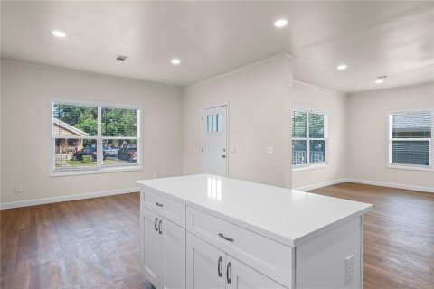 House in Saint Petersburg, Florida 4 bedrooms, 176.51 sq.m. № 1917670 - photo 8