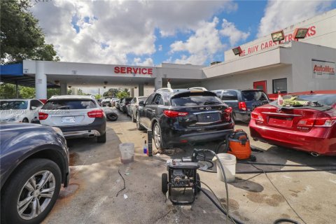 Commercial property in Hollywood, Florida № 2158575 - photo 15
