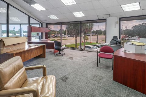 Commercial property in Hollywood, Florida № 2158575 - photo 14