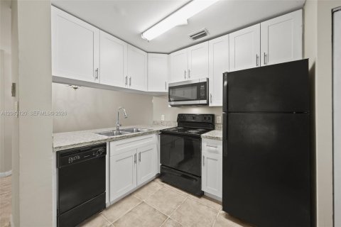 Copropriété à louer à Coral Springs, Floride: 2 chambres, 96.99 m2 № 2346324 - photo 2