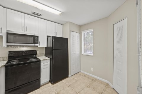 Copropriété à louer à Coral Springs, Floride: 2 chambres, 96.99 m2 № 2346324 - photo 4