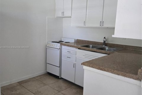 House in Dania Beach, Florida 1 bedroom, 258.83 sq.m. № 1881670 - photo 7