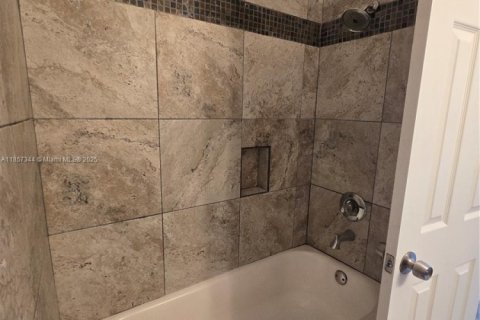 House in Dania Beach, Florida 1 bedroom, 258.83 sq.m. № 1881670 - photo 13