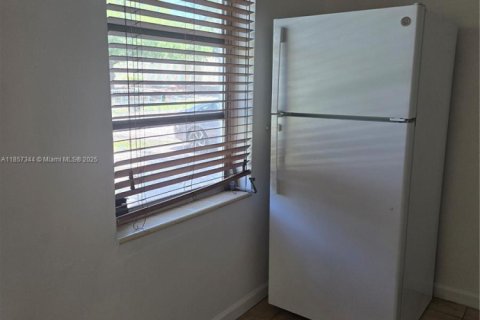 House in Dania Beach, Florida 1 bedroom, 258.83 sq.m. № 1881670 - photo 8