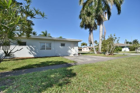 House in Dania Beach, Florida 1 bedroom, 258.83 sq.m. № 1881670 - photo 1