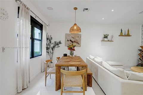 House in Miami, Florida 3 bedrooms, 167.97 sq.m. № 1951851 - photo 9