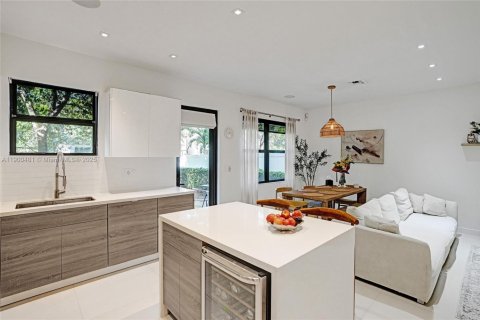 House in Miami, Florida 3 bedrooms, 167.97 sq.m. № 1951851 - photo 4