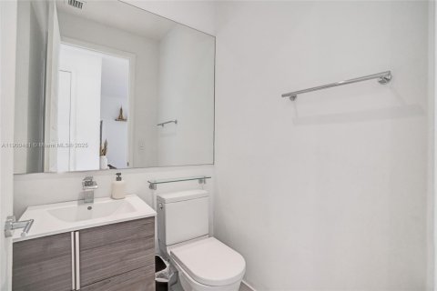 House in Miami, Florida 3 bedrooms, 167.97 sq.m. № 1951851 - photo 10