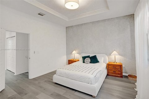 House in Miami, Florida 3 bedrooms, 167.97 sq.m. № 1951851 - photo 12