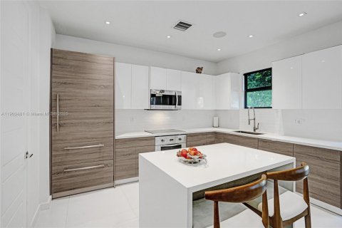 House in Miami, Florida 3 bedrooms, 167.97 sq.m. № 1951851 - photo 3