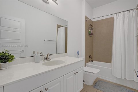 House in Miami, Florida 3 bedrooms, 167.97 sq.m. № 1951851 - photo 21