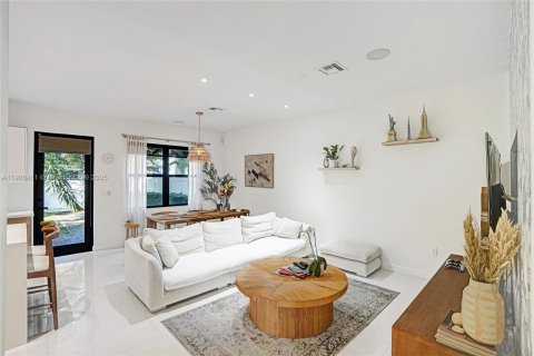 House in Miami, Florida 3 bedrooms, 167.97 sq.m. № 1951851 - photo 7