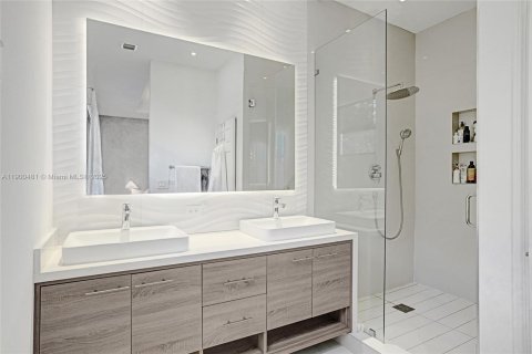 House in Miami, Florida 3 bedrooms, 167.97 sq.m. № 1951851 - photo 15