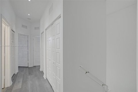 House in Miami, Florida 3 bedrooms, 167.97 sq.m. № 1951851 - photo 19