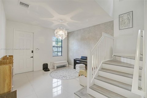 House in Miami, Florida 3 bedrooms, 167.97 sq.m. № 1951851 - photo 5