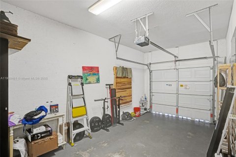 House in Miami, Florida 3 bedrooms, 167.97 sq.m. № 1951851 - photo 23