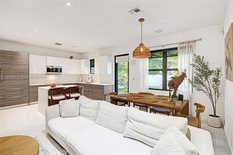 House in Miami, Florida 3 bedrooms, 167.97 sq.m. № 1951851 - photo 8
