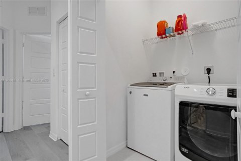 House in Miami, Florida 3 bedrooms, 167.97 sq.m. № 1951851 - photo 20