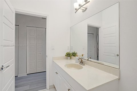 House in Miami, Florida 3 bedrooms, 167.97 sq.m. № 1951851 - photo 22