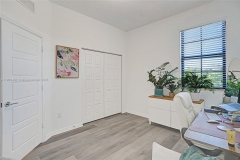House in Miami, Florida 3 bedrooms, 167.97 sq.m. № 1951851 - photo 16