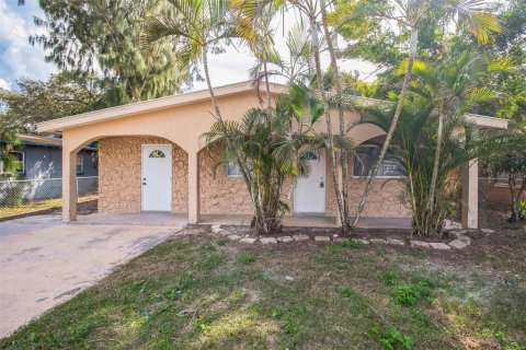 House in Fort Myers, Florida 4 bedrooms, 192.68 sq.m. № 1658646 - photo 1