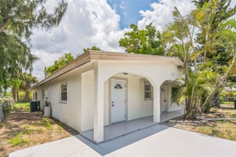 House in Fort Myers, Florida 4 bedrooms, 192.68 sq.m. № 1658646 - photo 2