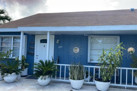 Снять в аренду виллу или дом в Дирфилд-Бич, Флорида 94.2м2, № 1955457 - фото 1