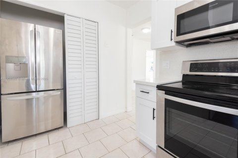 Снять в аренду виллу или дом в Майами, Флорида 3 спальни, 274.99м2, № 1964598 - фото 24