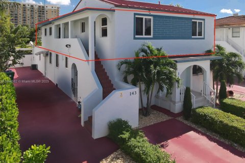 Снять в аренду виллу или дом в Майами, Флорида 3 спальни, 274.99м2, № 1964598 - фото 1