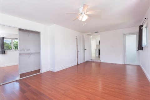 Снять в аренду виллу или дом в Майами, Флорида 3 спальни, 274.99м2, № 1964598 - фото 18