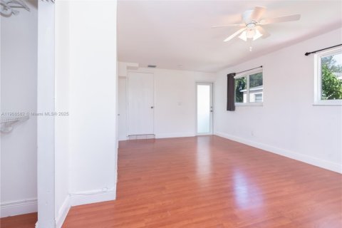 Снять в аренду виллу или дом в Майами, Флорида 3 спальни, 274.99м2, № 1964598 - фото 19