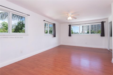 Снять в аренду виллу или дом в Майами, Флорида 3 спальни, 274.99м2, № 1964598 - фото 16