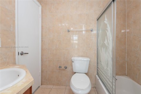 Снять в аренду виллу или дом в Майами, Флорида 3 спальни, 274.99м2, № 1964598 - фото 10