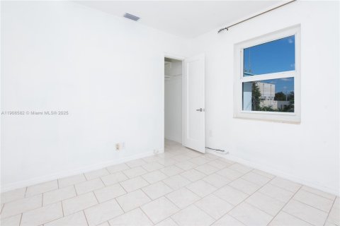 Снять в аренду виллу или дом в Майами, Флорида 3 спальни, 274.99м2, № 1964598 - фото 13