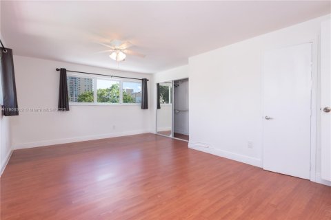 Снять в аренду виллу или дом в Майами, Флорида 3 спальни, 274.99м2, № 1964598 - фото 17