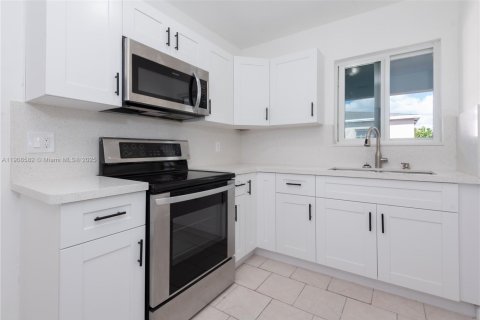 Снять в аренду виллу или дом в Майами, Флорида 3 спальни, 274.99м2, № 1964598 - фото 14