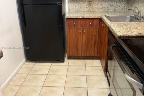 Condo in Hialeah, Florida, 2 bedrooms  № 1896005 - photo 4