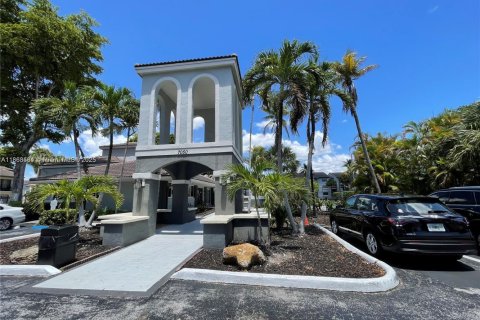 Condo in Hialeah, Florida, 2 bedrooms  № 1896005 - photo 1