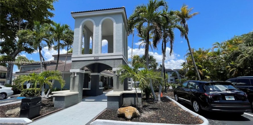 Condo in Hialeah, Florida, 2 bedrooms № 1896005