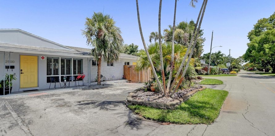 Commercial property in Wilton Manors, Florida 295.8 sq.m. № 2181509