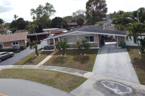 House in Miami Gardens, Florida 3 bedrooms, 140.38 sq.m. № 2044050