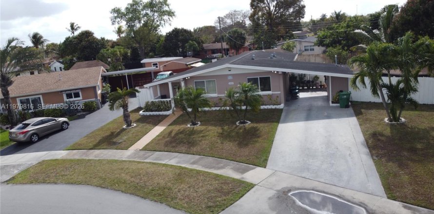 House in Miami Gardens, Florida 3 bedrooms, 140.38 sq.m. № 2044050