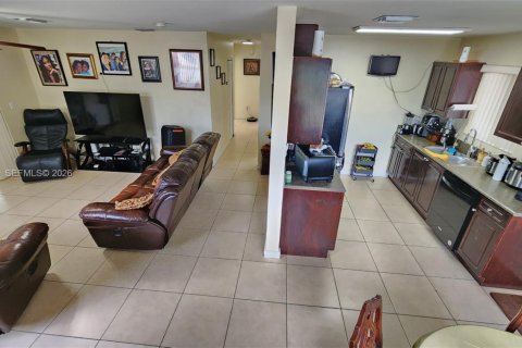 House in Miami Gardens, Florida 3 bedrooms, 140.38 sq.m. № 2044050 - photo 11